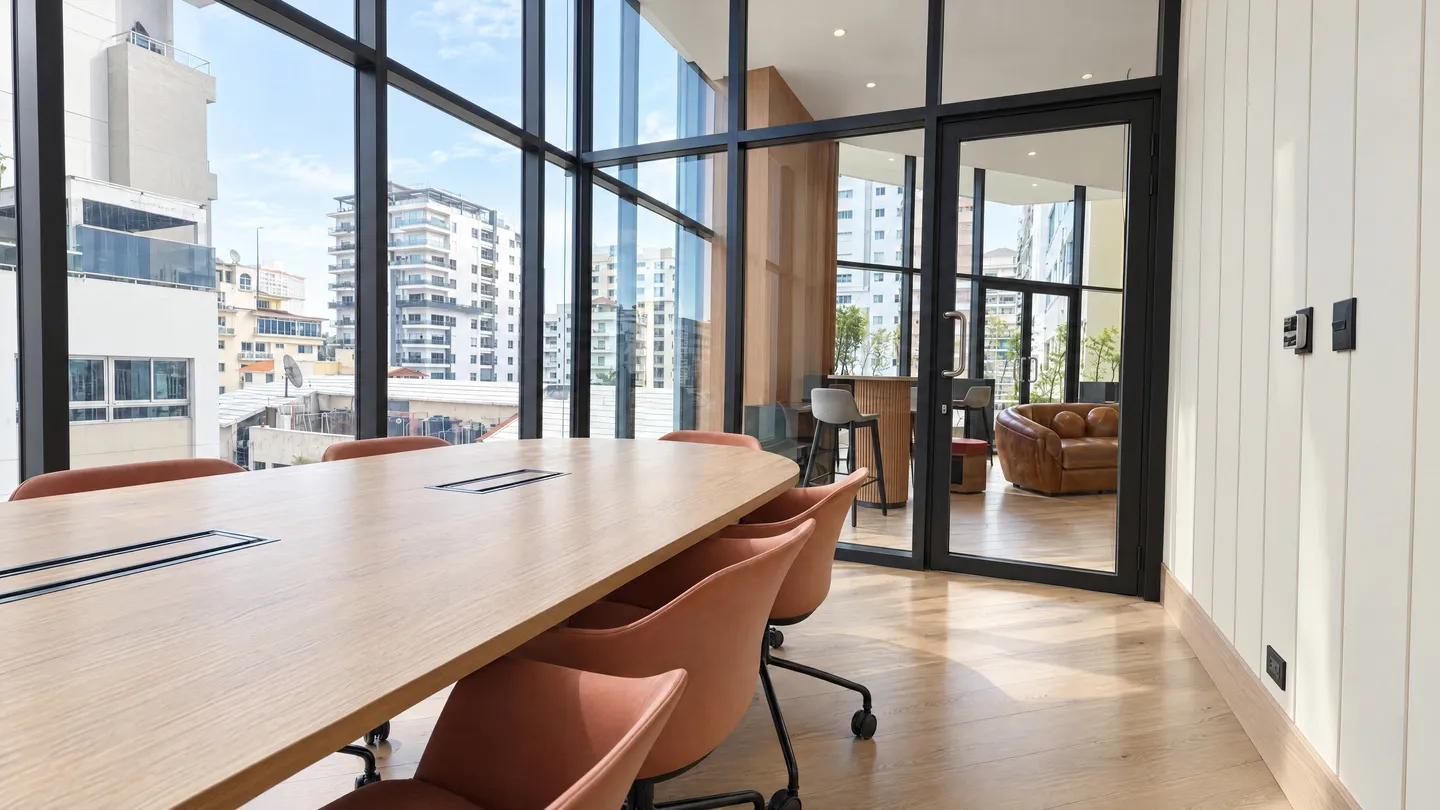 Sala de reuniones con mesa larga y ventanales