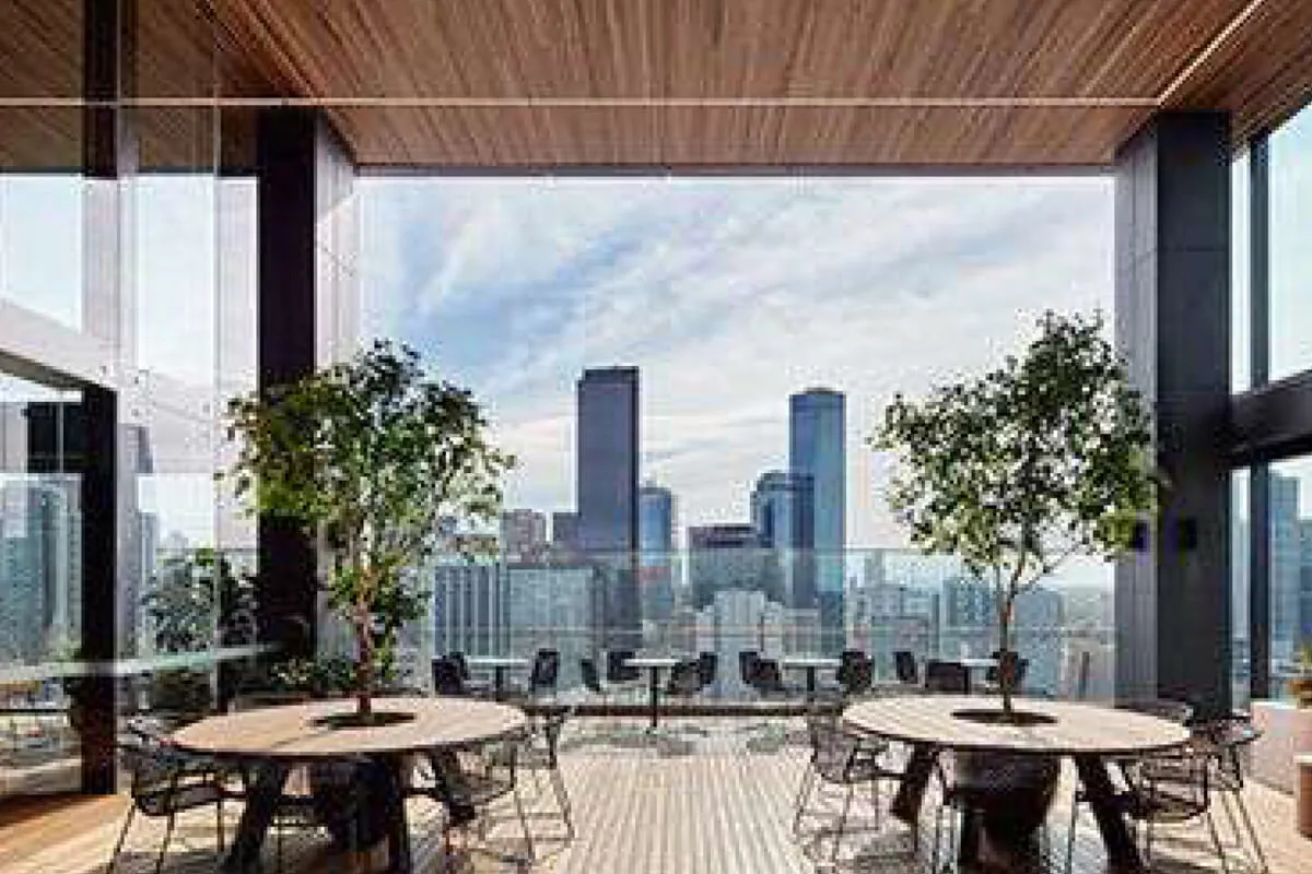 Terraza social de ParkSide con vista a la ciudad
